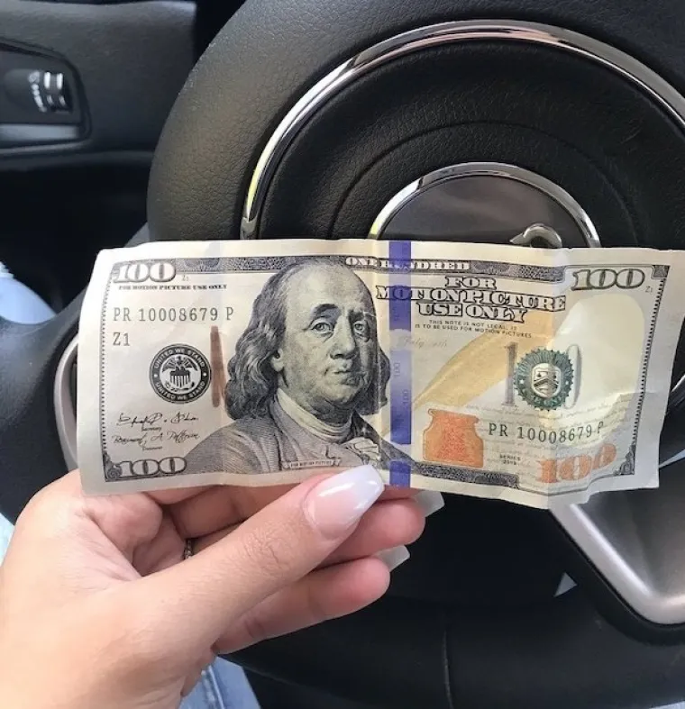 "Dao mi je 100 dolara i rekao da odem na manikuru. Tek kada sam htjela platiti sam vidjela da je &scaron;ala"