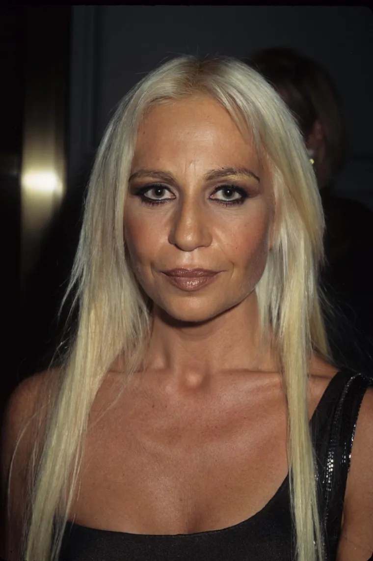 Iako je studirala književnost u Firenci, moda ju je oduvijek privlačila, pa je ubrzo postala Giannijeva desna ruka u izgradnji brenda Versace.