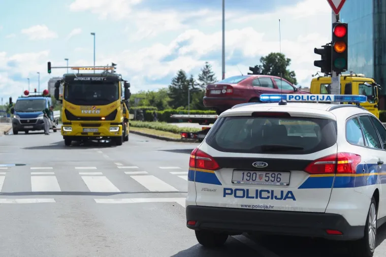 NESREĆA U ZAGREBU: Smrskani automobili na jednom od najvećih gradskih križanja