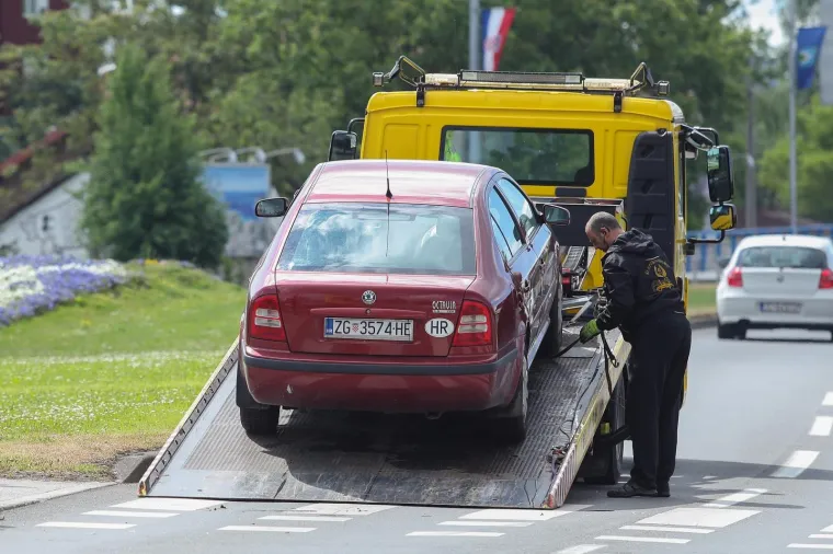 NESREĆA U ZAGREBU: Smrskani automobili na jednom od najvećih gradskih križanja