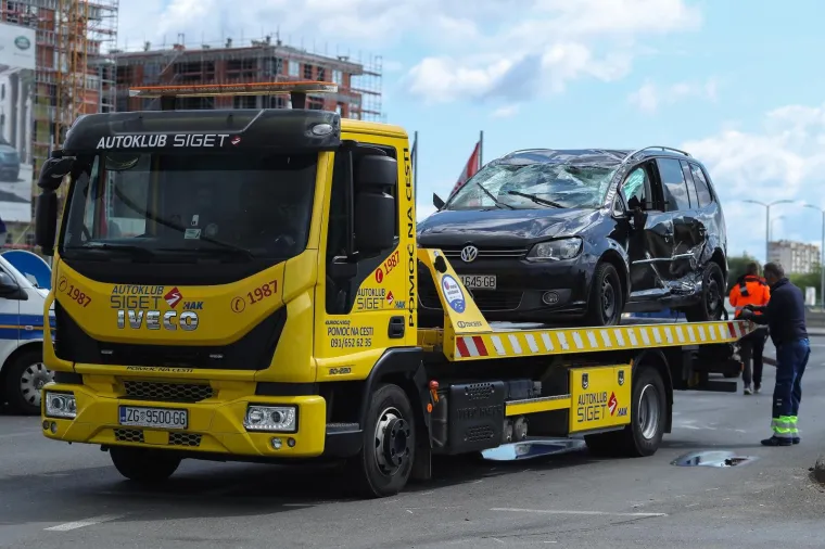 NESREĆA U ZAGREBU: Smrskani automobili na jednom od najvećih gradskih križanja