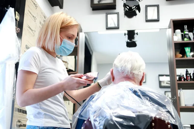 Nakon popu&scaron;tanja mjera frizeri salon i brijačnica Fe&scaron;&amp;Nobl u Zagrebu također je počeo s radom