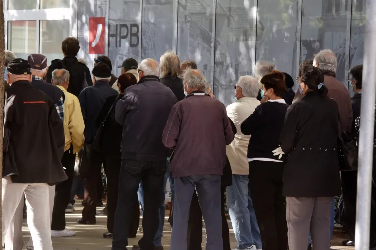 Ovako se &scaron;iri zaraza: Umirovljenici pohrlili po mirovine bez držanja socijalne distance