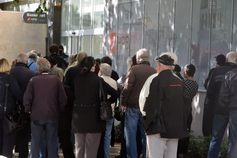 Ovako se &scaron;iri zaraza: Umirovljenici pohrlili po mirovine bez držanja socijalne distance
