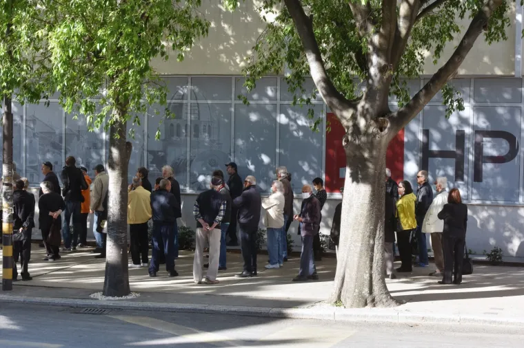 Ovako se &scaron;iri zaraza: Umirovljenici pohrlili po mirovine bez držanja socijalne distance