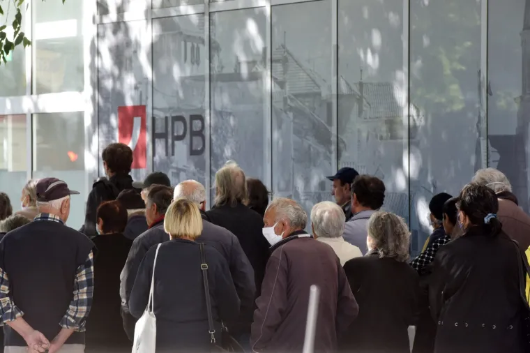 Ovako se &scaron;iri zaraza: Umirovljenici pohrlili po mirovine bez držanja socijalne distance