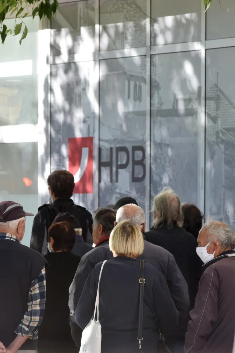 Ovako se &scaron;iri zaraza: Umirovljenici pohrlili po mirovine bez držanja socijalne distance