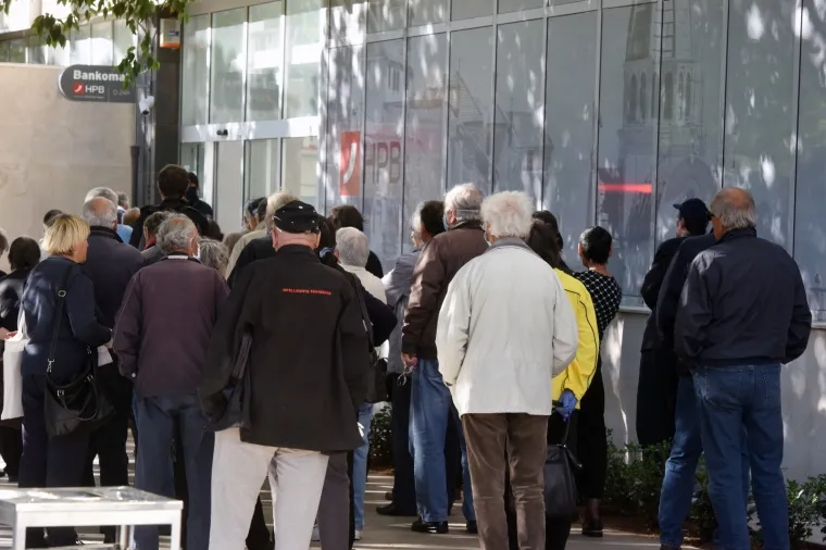 Ovako se &scaron;iri zaraza: Umirovljenici pohrlili po mirovine bez držanja socijalne distance