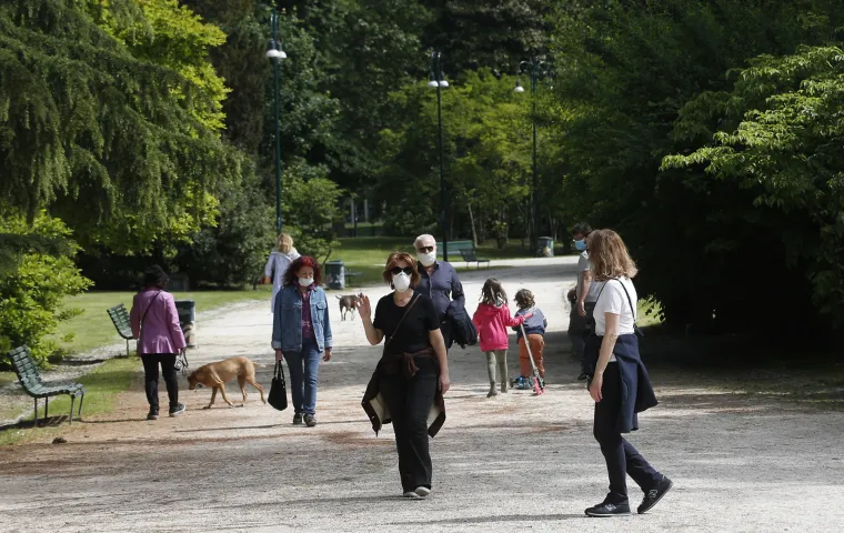 Italija se polako vraća u normalu: S ublažavanjem karantene ljudi iza&scaron;le na ulice i u parkove