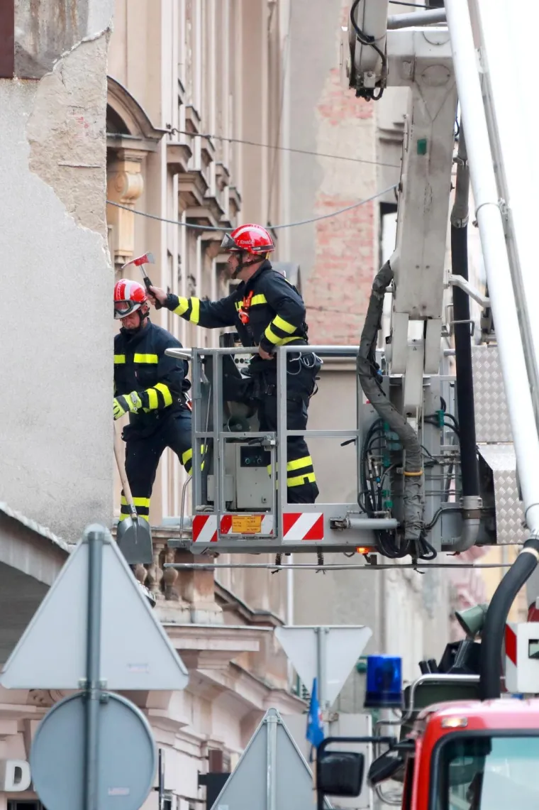 Vrijedni od jutra: Vatrogasci rade na saniranju posljedica potresa u Zagrebu