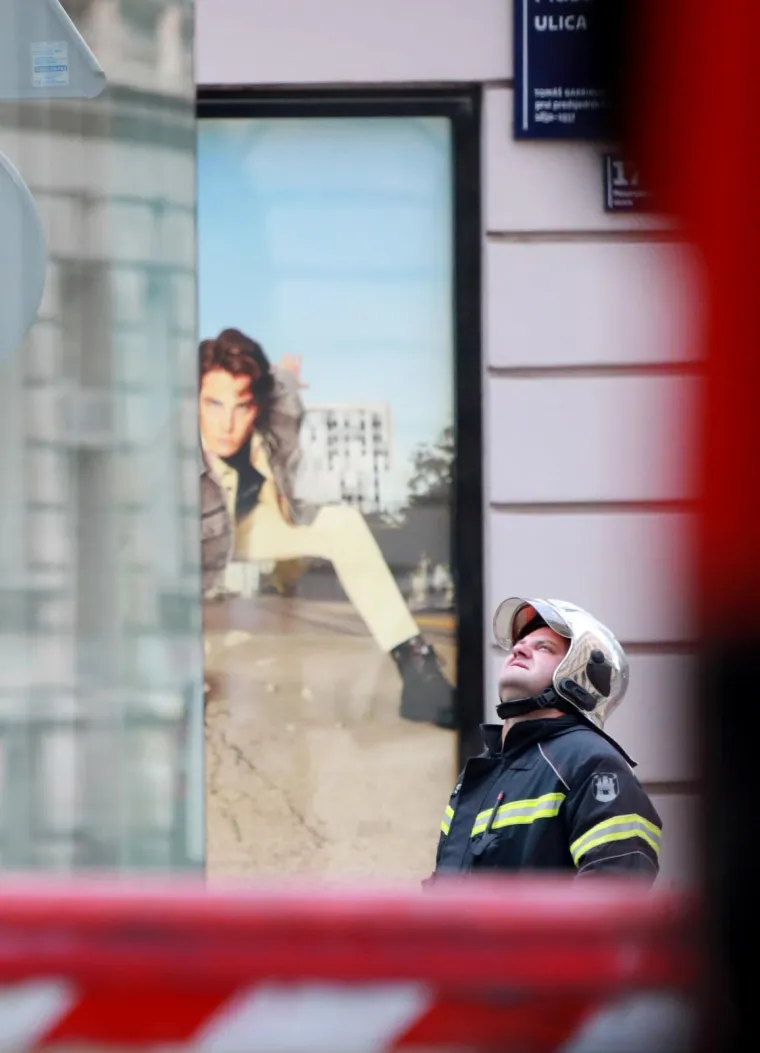 Vrijedni od jutra: Vatrogasci rade na saniranju posljedica potresa u Zagrebu
