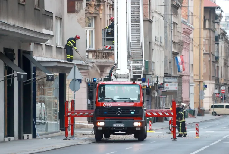 Vrijedni od jutra: Vatrogasci rade na saniranju posljedica potresa u Zagrebu