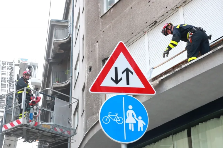 Vrijedni od jutra: Vatrogasci rade na saniranju posljedica potresa u Zagrebu