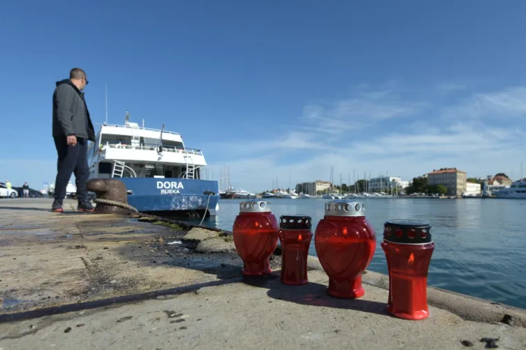 Prijatelji se opra&scaron;taju od poginulih u Zadru, pale se svijeće