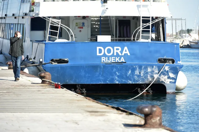 Prijatelji se opra&scaron;taju od poginulih u Zadru, pale se svijeće