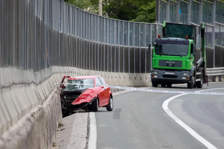 POGINUO VOZAČ AUTOMOBILA NA AUTOCESTI RIJEKA-ZAGREB: Sudario se s kamionom; suvozač je prevezen u bolnicu