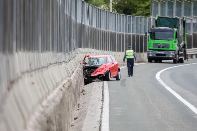 POGINUO VOZAČ AUTOMOBILA NA AUTOCESTI RIJEKA-ZAGREB: Sudario se s kamionom; suvozač je prevezen u bolnicu