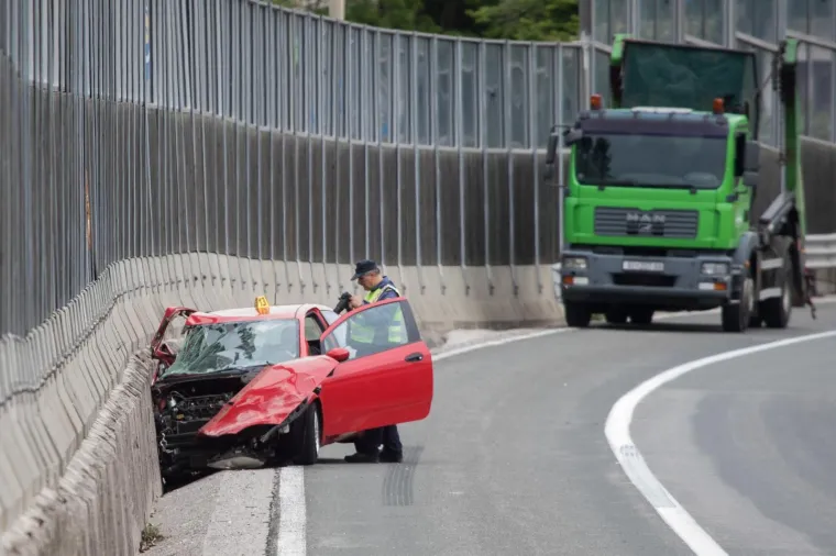 POGINUO VOZAČ AUTOMOBILA NA AUTOCESTI RIJEKA-ZAGREB: Sudario se s kamionom; suvozač je prevezen u bolnicu