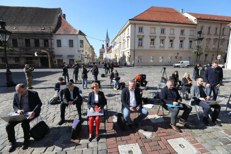 Zagrebačka oporba na Bandićevu online sjednicu odgovorila performansom na Markovu trgu