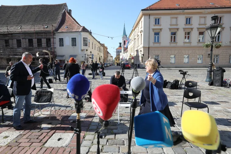 Zagrebačka oporba na Bandićevu online sjednicu odgovorila performansom na Markovu trgu