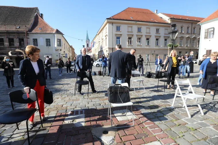 Zagrebačka oporba na Bandićevu online sjednicu odgovorila performansom na Markovu trgu