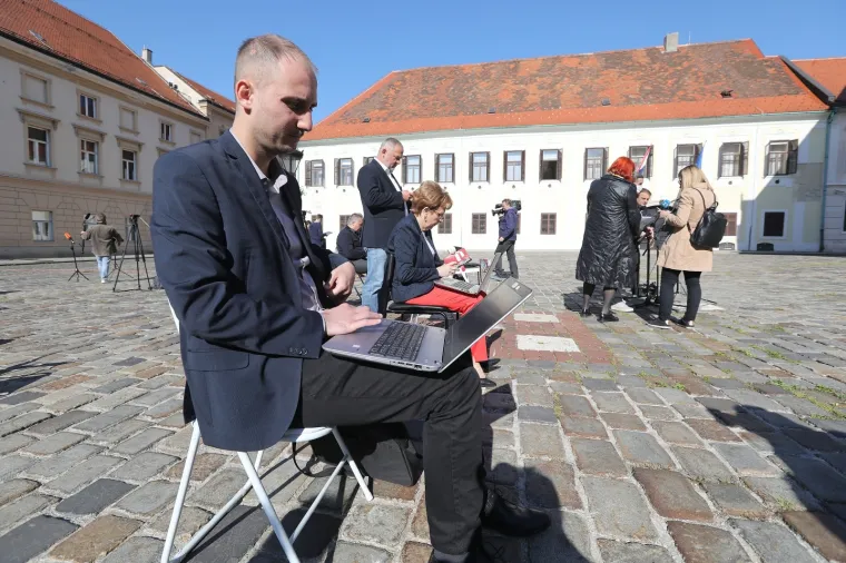 Zagrebačka oporba na Bandićevu online sjednicu odgovorila performansom na Markovu trgu