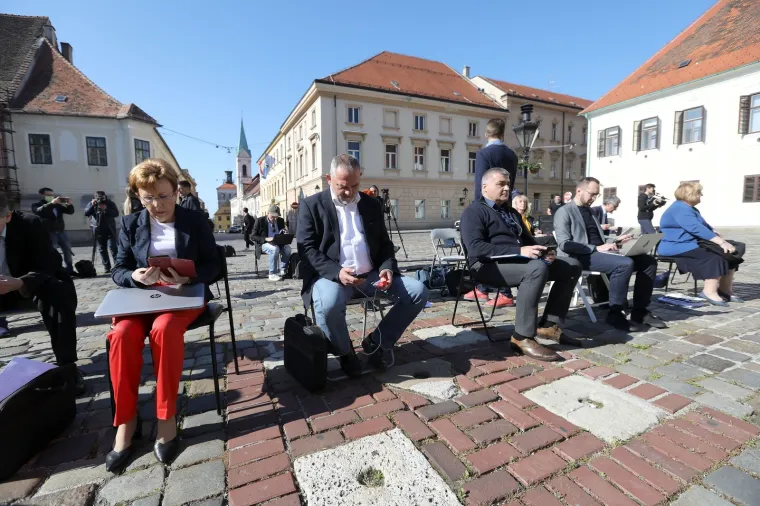 Zagrebačka oporba na Bandićevu online sjednicu odgovorila performansom na Markovu trgu