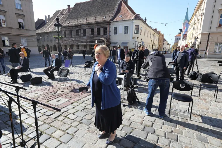 Zagrebačka oporba na Bandićevu online sjednicu odgovorila performansom na Markovu trgu