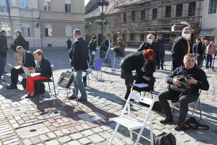 Zagrebačka oporba na Bandićevu online sjednicu odgovorila performansom na Markovu trgu