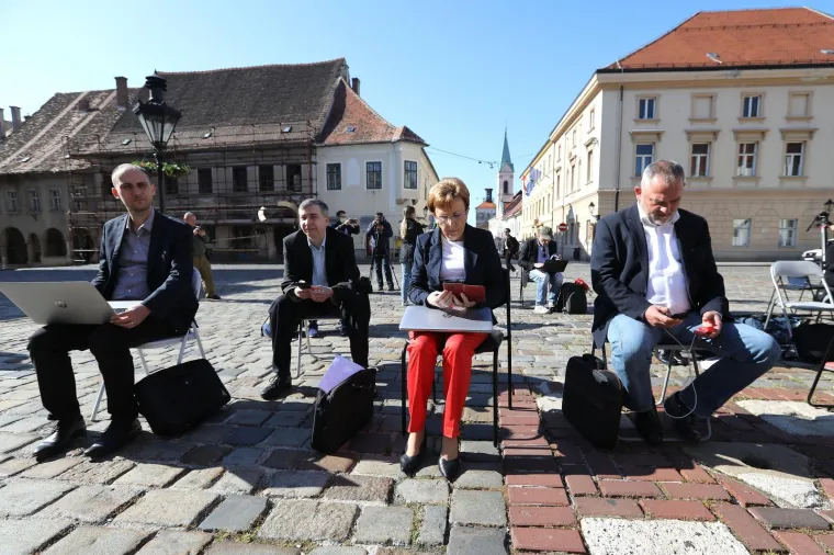 Zagrebačka oporba na Bandićevu online sjednicu odgovorila performansom na Markovu trgu