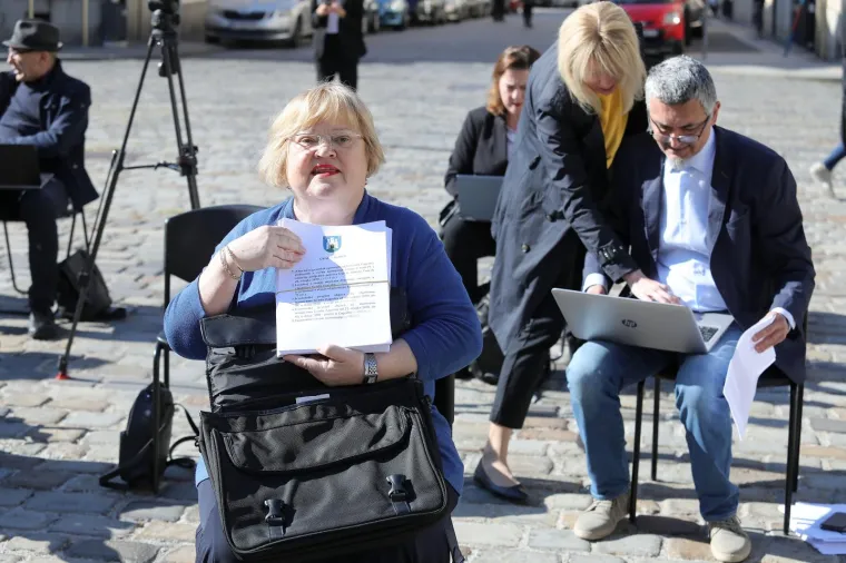 Zagrebačka oporba na Bandićevu online sjednicu odgovorila performansom na Markovu trgu