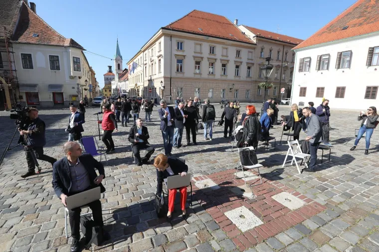 Zagrebačka oporba na Bandićevu online sjednicu odgovorila performansom na Markovu trgu