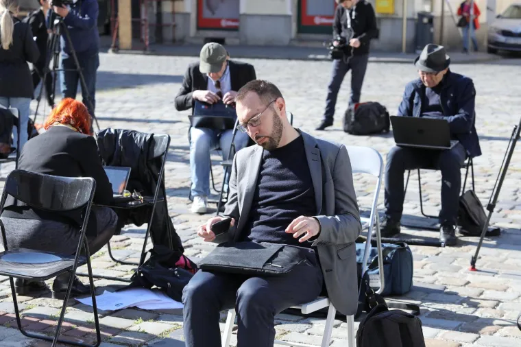 Zagrebačka oporba na Bandićevu online sjednicu odgovorila performansom na Markovu trgu