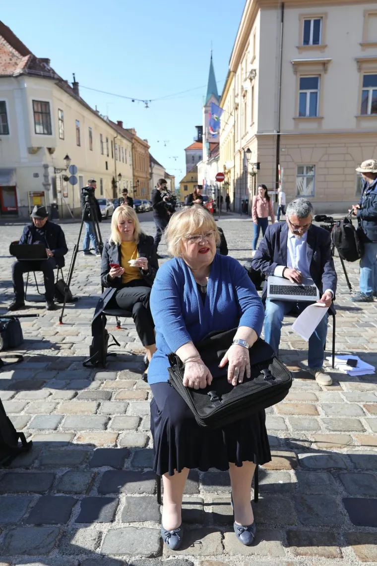 Zagrebačka oporba na Bandićevu online sjednicu odgovorila performansom na Markovu trgu