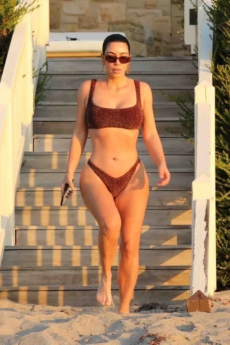 Reality zvijezda i poduzetnica Kim Kardashian prošetala se je plažom odjevena u svjetlucavi smeđi kupaći kostim ispred svoje unajmljene kuće na plaži u Malibuu. Foto: Profimedia