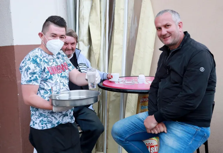 Dočekali smo  i to! Sretan dan otvorenih kafića svima koji slave