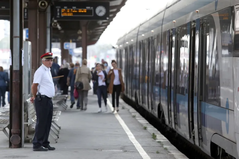 Odlukom kriznog stožera od danas je normaliziran i putnički željeznicki promet. Prvi dan nakon prekida na zagrebačkom Glavnom kolodvoru prolazi bez većih gužvi.