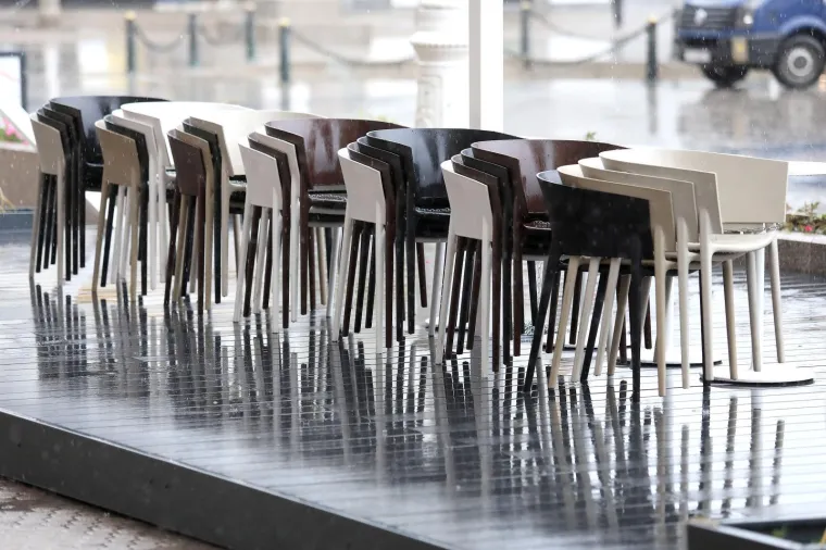 Terase kafića ponovno zjape prazne: Zbog ki&scaron;e i hladnoće Hrvati danas neće uživati u omiljenom hobiju