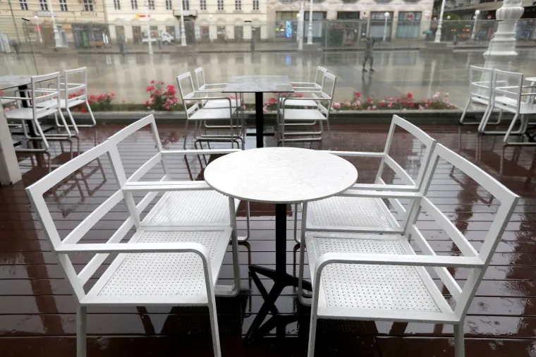 Terase kafića ponovno zjape prazne: Zbog ki&scaron;e i hladnoće Hrvati danas neće uživati u omiljenom hobiju