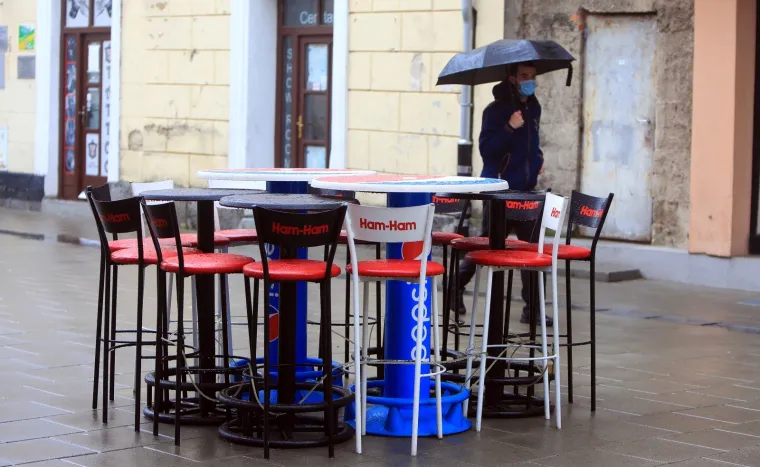 Terase kafića ponovno zjape prazne: Zbog ki&scaron;e i hladnoće Hrvati danas neće uživati u omiljenom hobiju