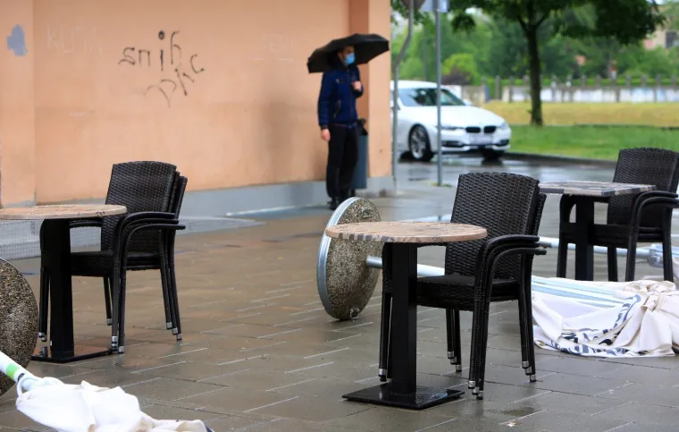 Terase kafića ponovno zjape prazne: Zbog ki&scaron;e i hladnoće Hrvati danas neće uživati u omiljenom hobiju