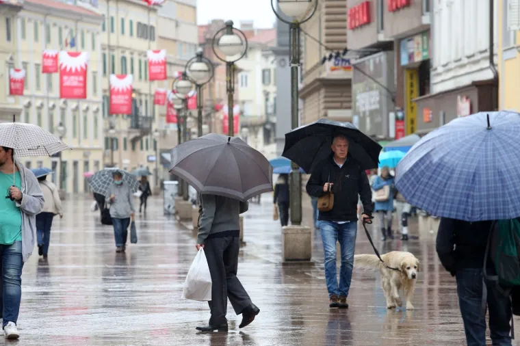 Terase kafića ponovno zjape prazne: Zbog ki&scaron;e i hladnoće Hrvati danas neće uživati u omiljenom hobiju