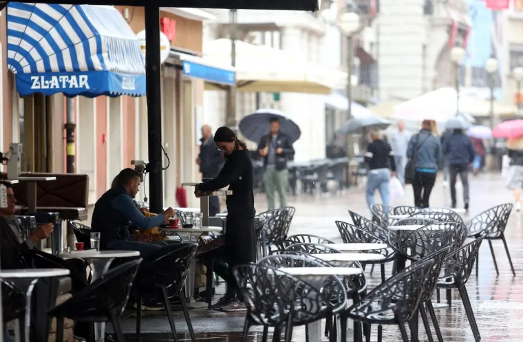 Terase kafića ponovno zjape prazne: Zbog ki&scaron;e i hladnoće Hrvati danas neće uživati u omiljenom hobiju