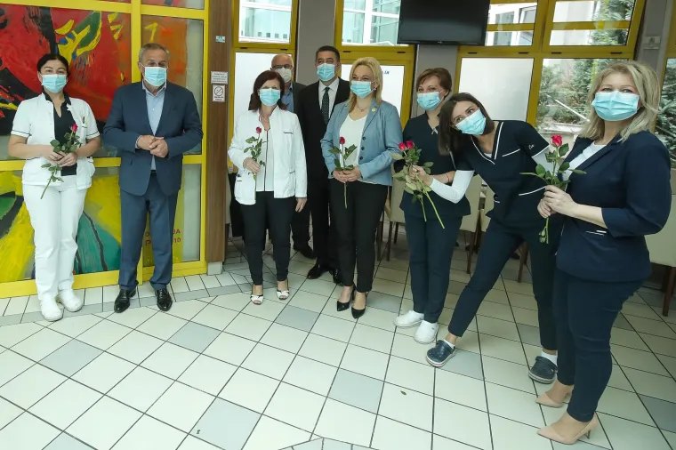 Bandić medicinske sestre iznenadio ružama: One su na prvoj crti obrane u borbi protiv opasnog virusa