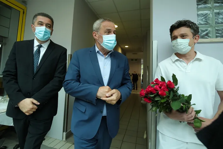 Bandić medicinske sestre iznenadio ružama: One su na prvoj crti obrane u borbi protiv opasnog virusa