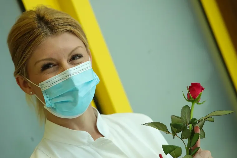 Bandić medicinske sestre iznenadio ružama: One su na prvoj crti obrane u borbi protiv opasnog virusa