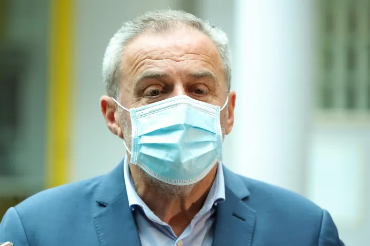 Bandić medicinske sestre iznenadio ružama: One su na prvoj crti obrane u borbi protiv opasnog virusa