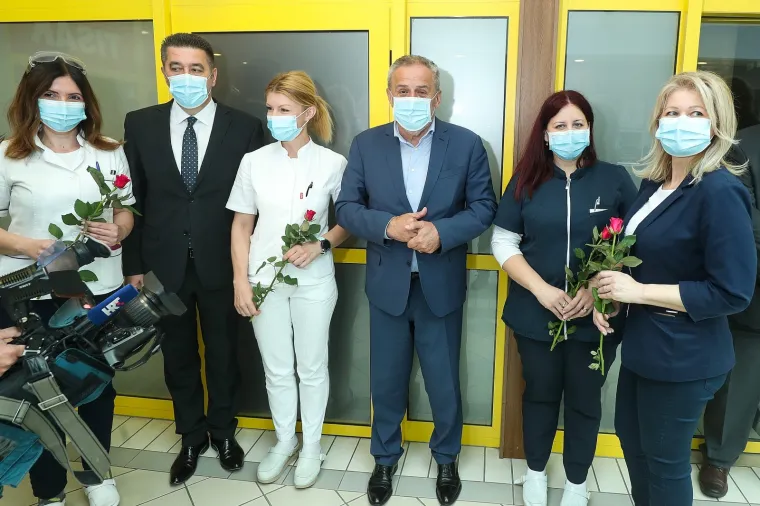 Bandić medicinske sestre iznenadio ružama: One su na prvoj crti obrane u borbi protiv opasnog virusa