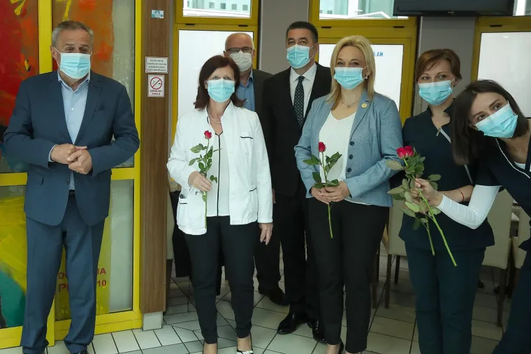 Bandić medicinske sestre iznenadio ružama: One su na prvoj crti obrane u borbi protiv opasnog virusa