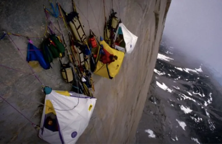 Nemojte okretati ekrane, ovi ljudi stvarno kampiraju na vertikalnoj litici